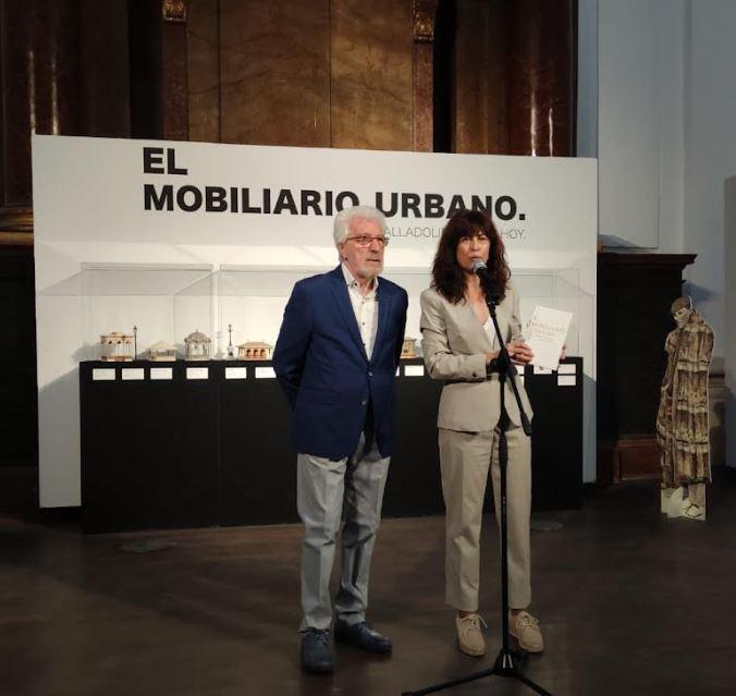 Mujer y hombre presentando exposición
