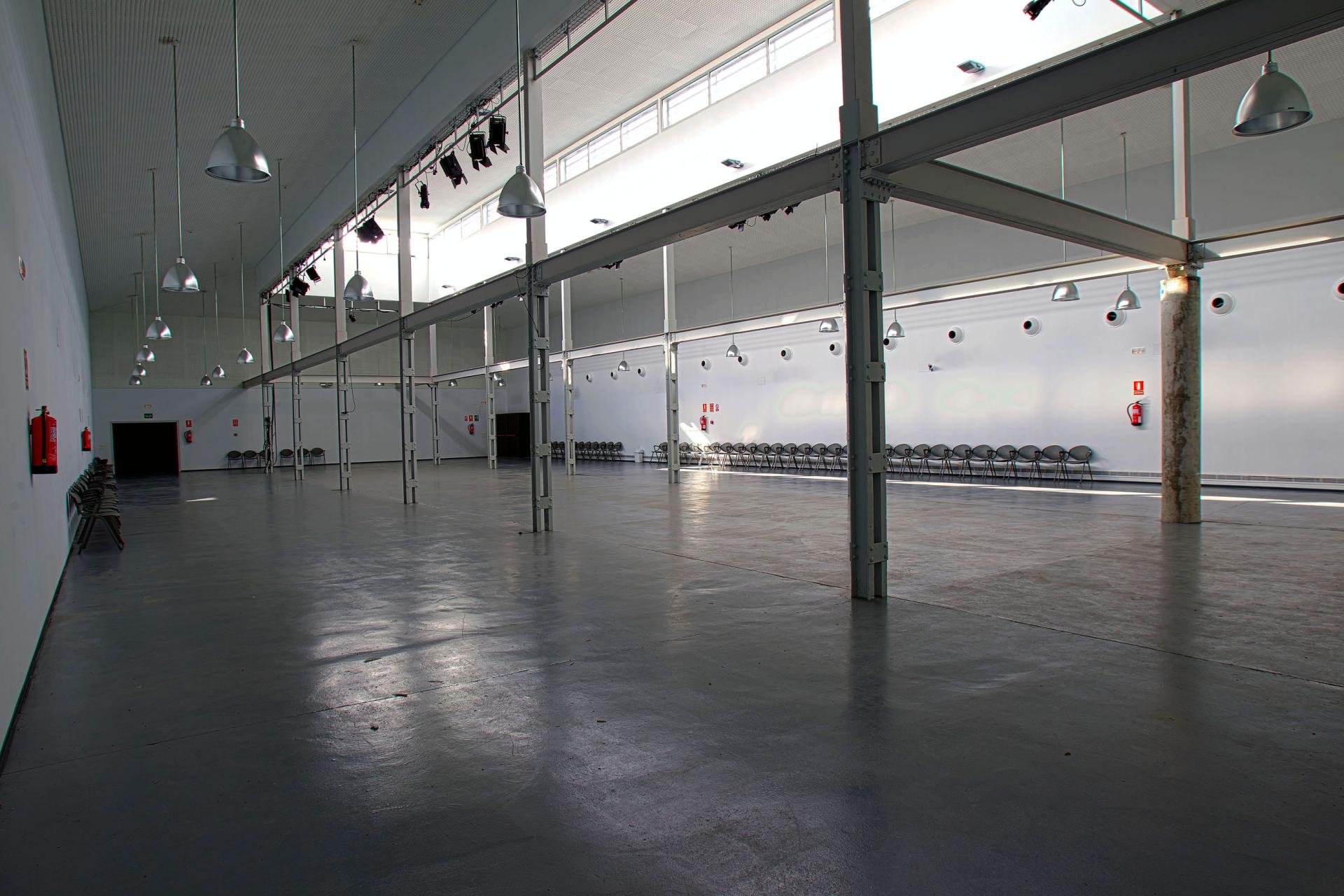 Sala Blanca. Vacía. Especialmente dirigida a albergar conciertos